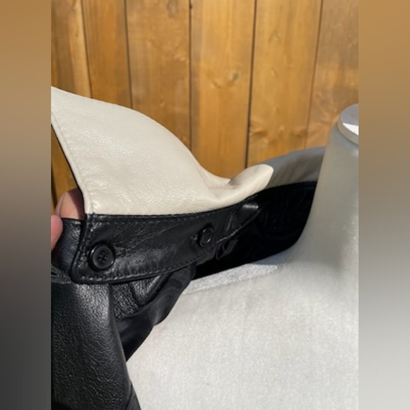 This 100% black leather jacket is so unique! The sleeves and front have zippers - Picture 3 of 6